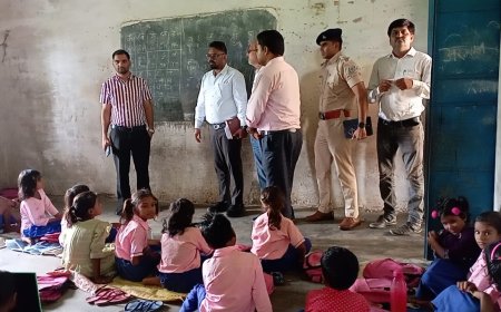 धुरकी में उपायुक्त ने किया विद्यालयों का औचक निरीक्षण
