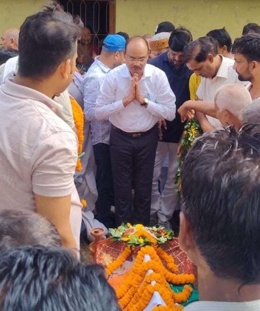सीआईएसएफ के सब इंस्पेक्टर दीपक पांडेय का पार्थिर्व शरीर पहुंचा पैतृक गांव, नम आंखों से दी गई अंतिम विदाई