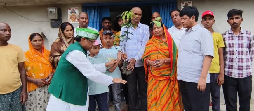 डॉ कौशल ने पलामू के दो वीर शहीदों के श्राद्धकर्म में शामिल होकर उनकी स्मृति में किया पौधारोपण