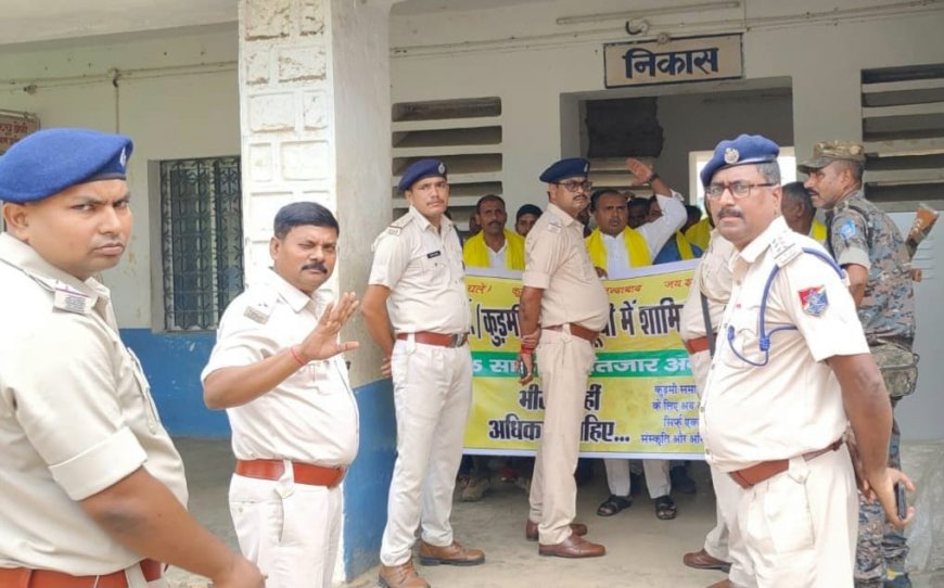 कुर्मी/कुड़मी समुदाय के लोगों ने रेल टेका डहर छेंका आंदोलन के समर्थन में किया प्रदर्शन