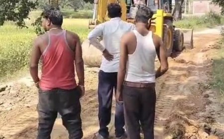 नेशनल हाईवे से छठ घाट तक युवाओं ने श्रमदान कर कराई सड़क की मरम्मती