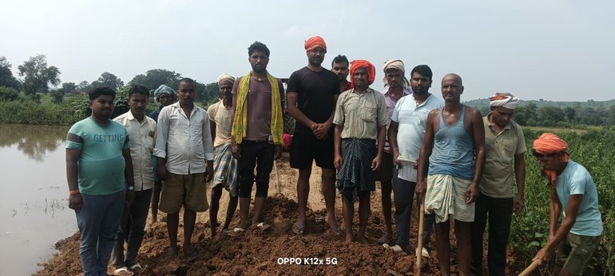 श्रमदान से ग्रामीणों ने किया टूटे बांध का मरम्मत