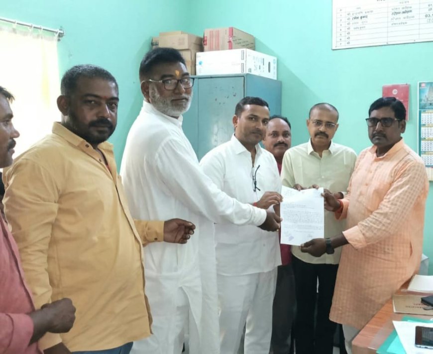रेलवे सेवा विस्तार संघर्ष समिति ने रेल मंत्री के नाम स्टेशन प्रबंधक को सौंपा मांग पत्र