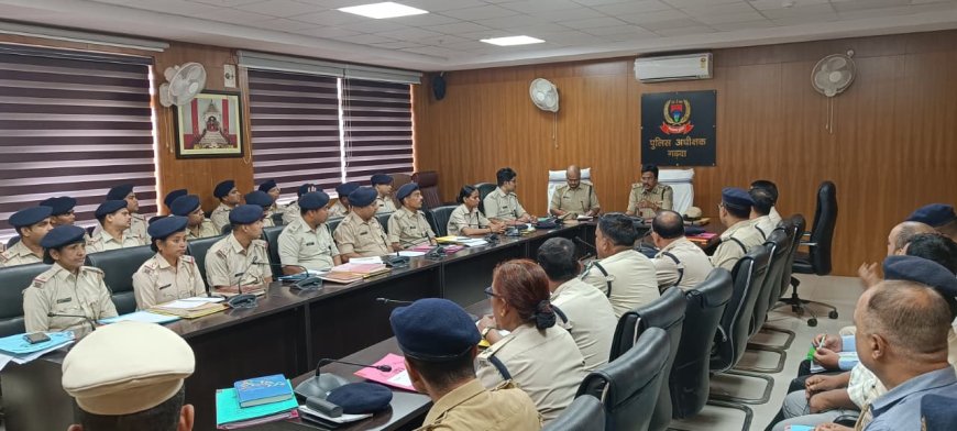 आईजी ने गढ़वा समाहरणालय का किया दौरा, सुरक्षा और कानून व्यवस्था सुदृढ़ करने का दिया निर्देश