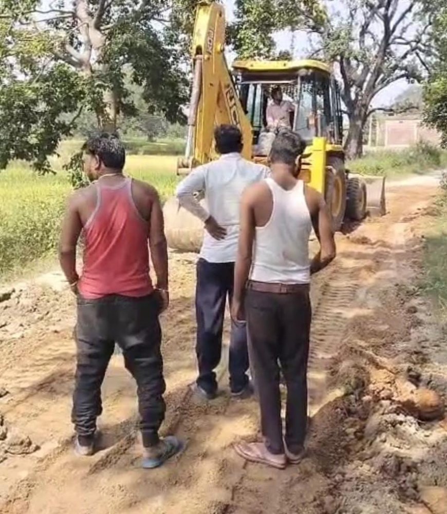 नेशनल हाईवे से छठ घाट तक युवाओं ने श्रमदान कर कराई सड़क की मरम्मती
