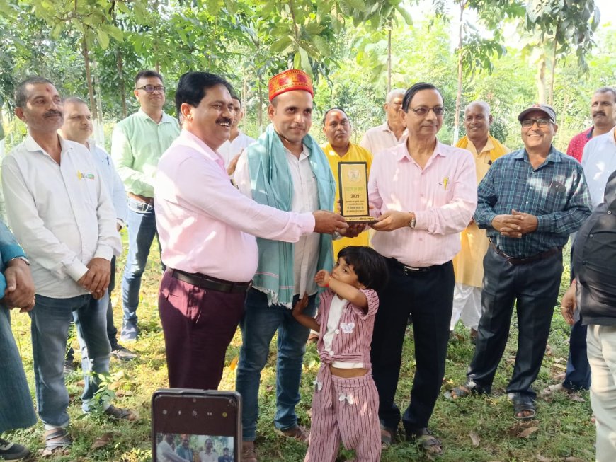 पर्यावरण परिवार की टीम ने पर्यावरण प्रेमी को किया सम्मानित