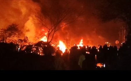 कंटेनर-हाइवा के बीच टक्कर में लगी आग, खलासी जिंदा जला