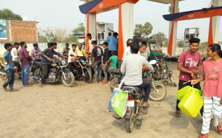 पेट्रोल पंप पर लोगों की लग रही लंबी भीड़