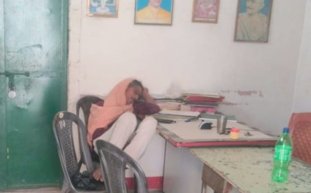 ड्यूटी ऑवर में स्कूल में सो रहे शिक्षक, शिक्षा व्यवस्था पर खड़े हुये गंभीर सवाल