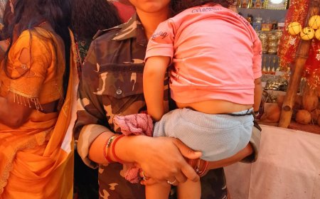 दूधमुही बच्ची को गोद में लेकर ड्यूटी निभा रही महिला कांस्टेबल