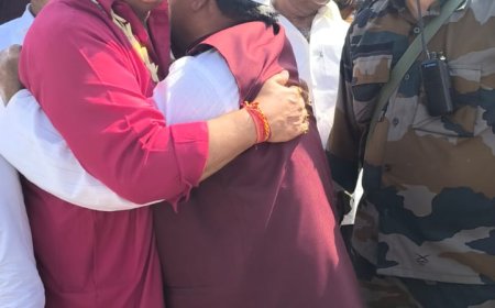 पूर्व मंत्री ने गले मिलकर दी ईद की मुबारकबाद