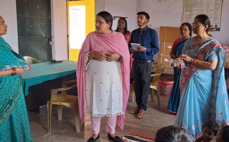 आंगनबाड़ी केंद्र में बच्चों की कम उपस्थिति पर नाराज हुईं आयुक्त