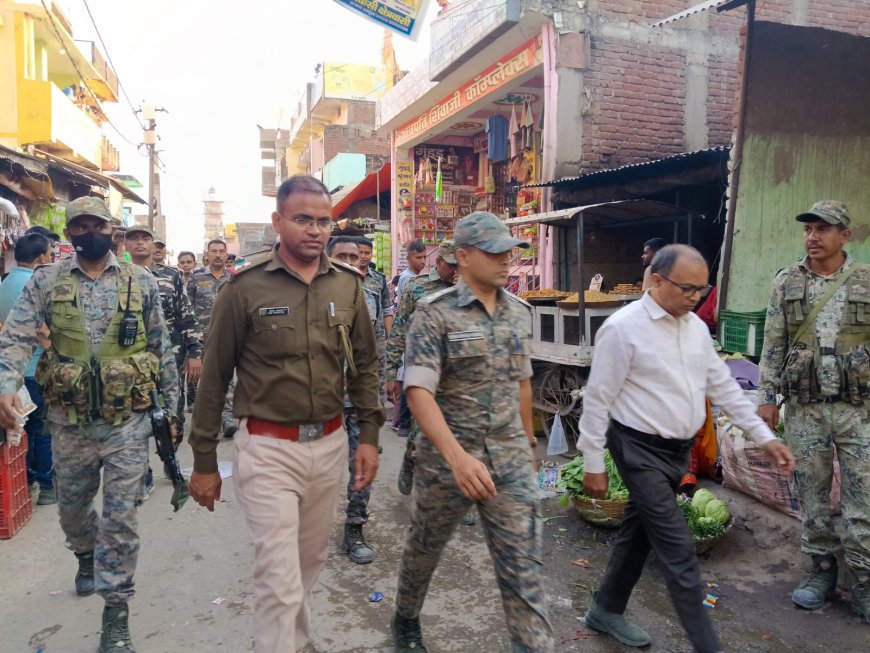 पुलिस ने किया फ्लैग मार्च, शांति व्यवस्था का दिया संदेश