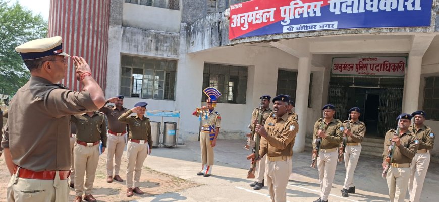 डीआईजी ने श्री बंशीधर नगर में सुरक्षा व्यवस्था का लिया जायजा, थाना प्रभारियों के साथ की समीक्षा