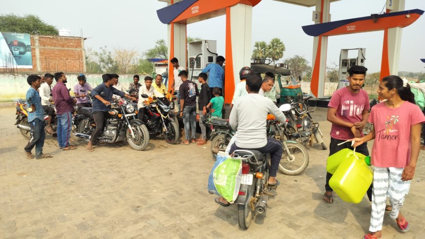 पेट्रोल पंप पर लोगों की लग रही लंबी भीड़