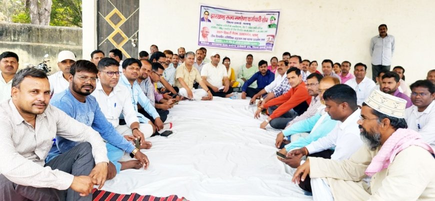 मनरेगा कर्मियों ने दी 12 से अनिश्चितकालीन हड़ताल की चेतावनी
