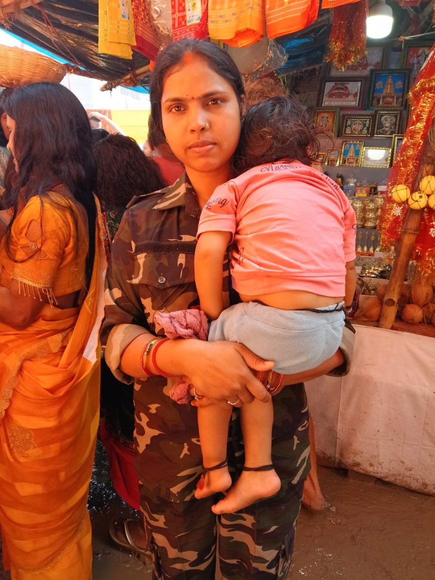 दूधमुही बच्ची को गोद में लेकर ड्यूटी निभा रही महिला कांस्टेबल