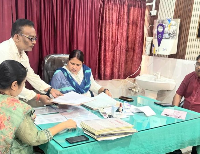 आयुक्त ने अनुमंडल अस्पताल का किया औचक निरीक्षण, खुली स्वास्थ्य व्यवस्था की पोल