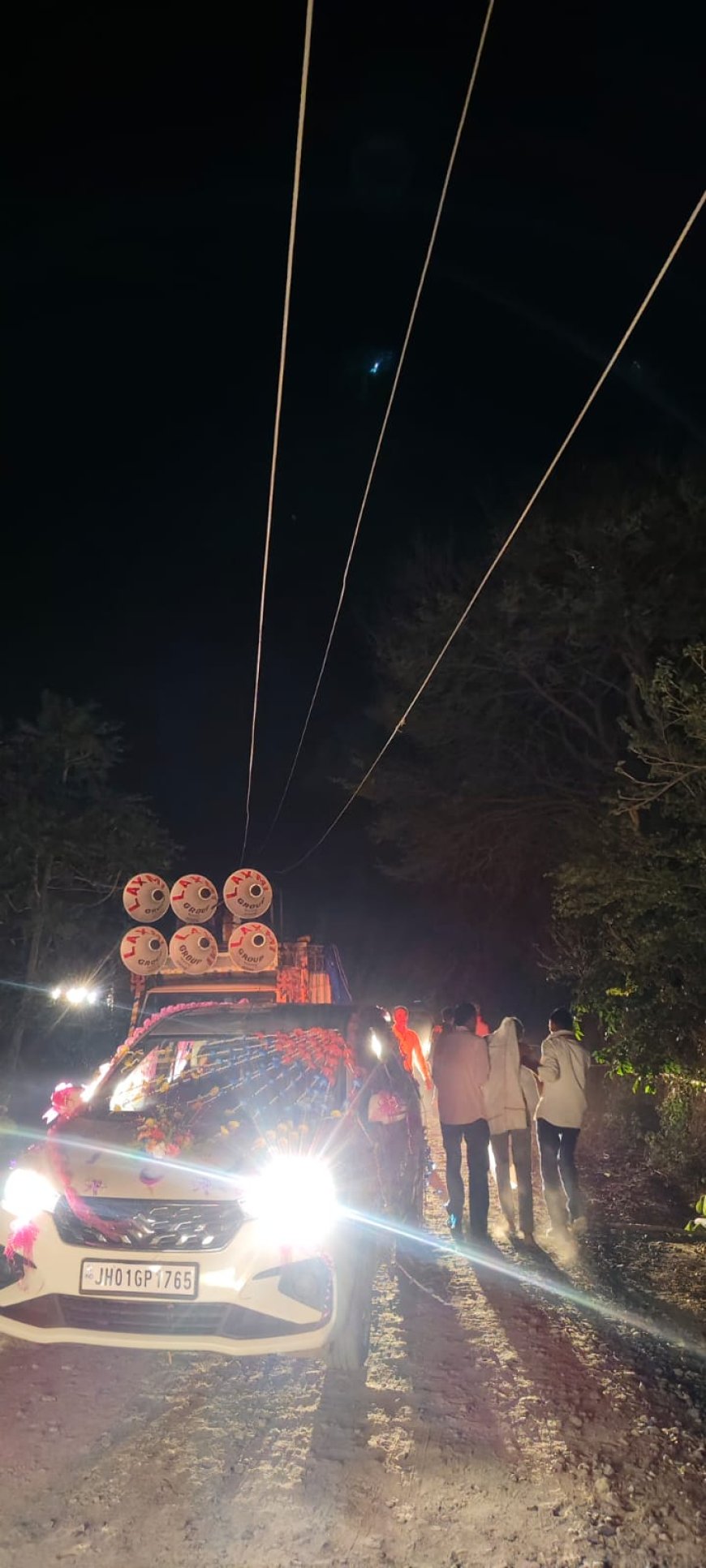 हाई वोल्टेज तार की चपेट में आने से बस की छत पर बैठे चार बाराती झुलसे