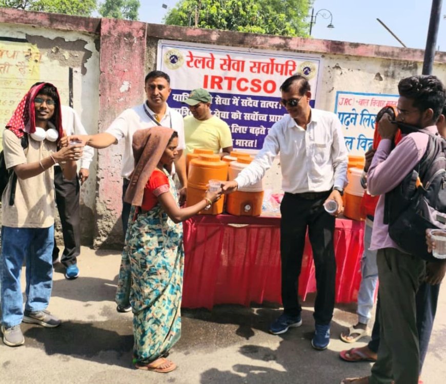 आईआरटीसीएसओ ने भीषण गर्मी में हजारों रेल यात्रियों को पिलाया शर्बत पानी
