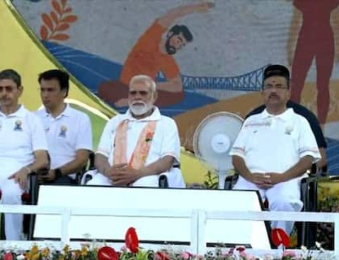 अंतरराष्ट्रीय योग दिवस पर रेड रोड में भव्य आयोजन, पीएम मोदी बोले - योग मानव चेतना से जुड़ने का जरिया