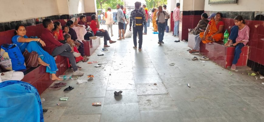 गढ़वा रोड रेलवे स्टेशन परिसर में लगा गंदगी का अंबार, यात्रियों को हो रही है परेशानी