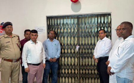 डीसी ने किया ईवीएम-वीवीपैट वेयरहाउस का मासिक निरीक्षण