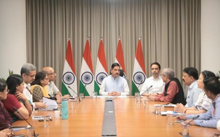 पदभार संभालते ही एक्शन में शिक्षा मंत्री प्रह्लाद जोशी, मंत्रालय के वरिष्ठ अधिकारियों के साथ पहली समीक्षा बैठक