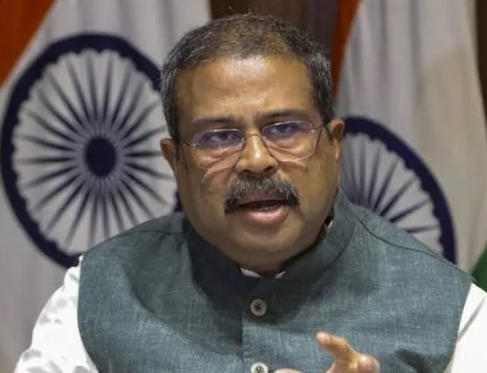 छात्रों के आंदोलन के बीच केंद्रीय शिक्षा मंत्री धर्मेंद्र प्रधान ने दिया इस्तीफा