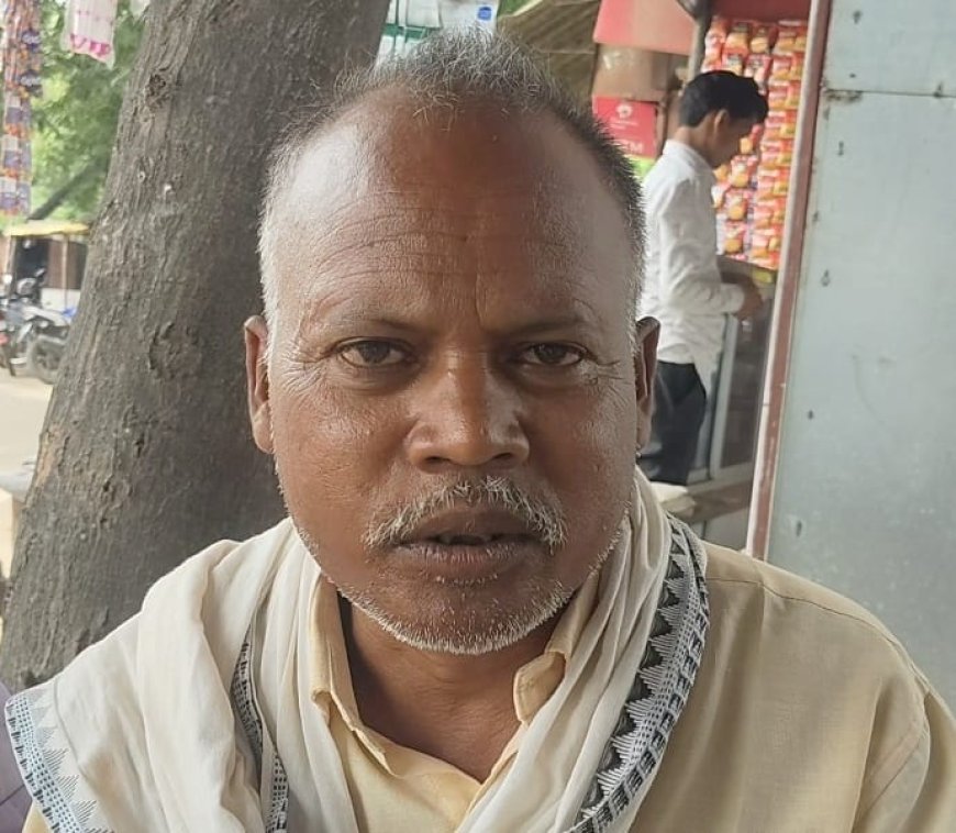आलो भुईयां व मनीष गुप्ता ने सड़क पर मिले सोने के टॉप को पुलिस को सौंपा
