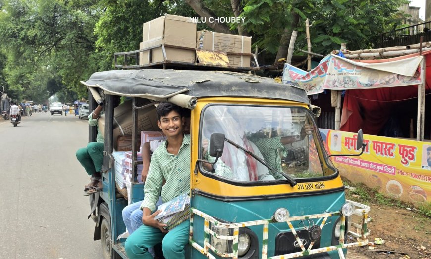 किताबों के लिये बच्चों से कराई गई पलदारी