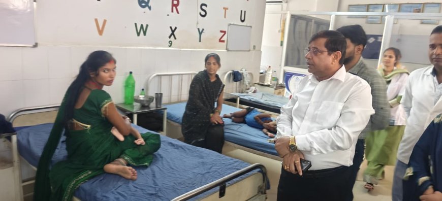 डीसी ने मझिआंव प्रखंड कार्यालय व सीएचसी का किया औचक निरीक्षण, लापरवाही पर कार्रवाई के निर्देश