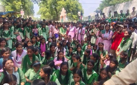 प्रधानाध्यापक के प्रतिनियोजन के खिलाफ छात्र छात्राओं का उग्र प्रदर्शन