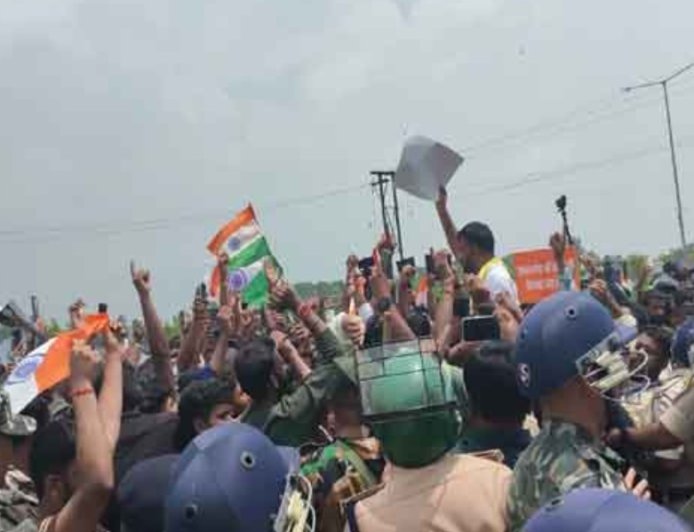 विधानसभा घेराव : बैरिकेडिंग तोड़कर विधानसभा के करीब पहुंचे छात्र, वाटर कैनन और लाठीचार्ज से रोकने की कोशिश