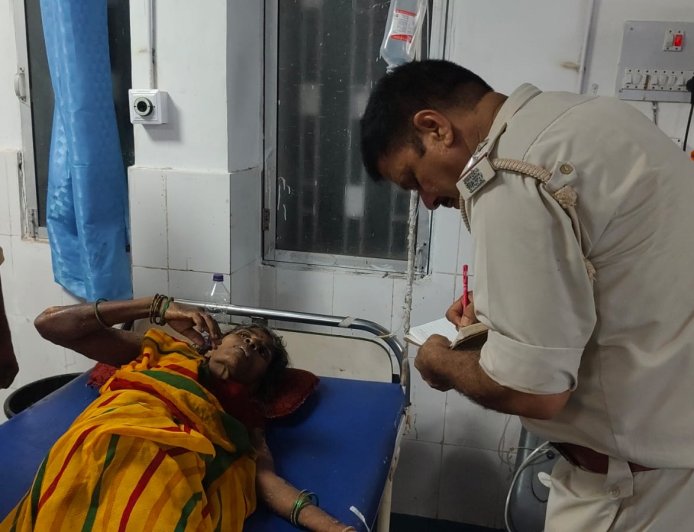 डायन कहकर एसटी महिला पर डाला खौलता पानी, मौके पर पहुंची पुलिस ने अस्पताल में कराया भर्ती