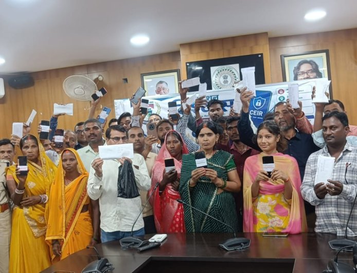 ऑपरेशन विश्वास के तहत गढ़वा पुलिस को मिली बड़ी सफलता, लौटाये 57 मोबाईल