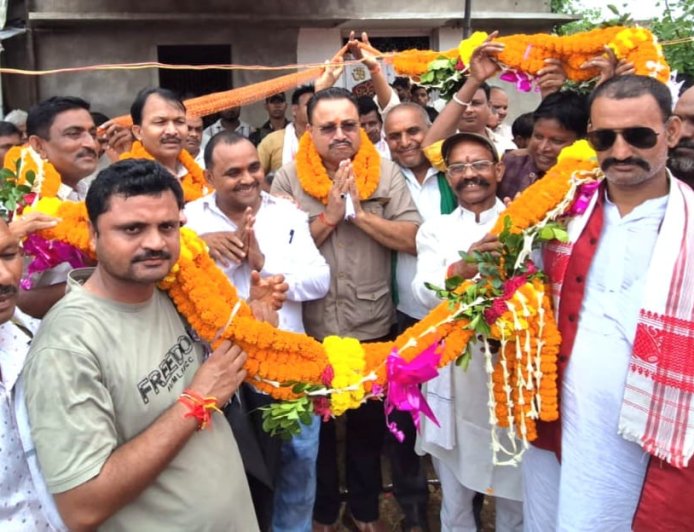 विधायक अनंत ने साढ़े 51 लाख की लागत से बनने वाले पीसीसी पथ व नाली का किया शिलान्यास