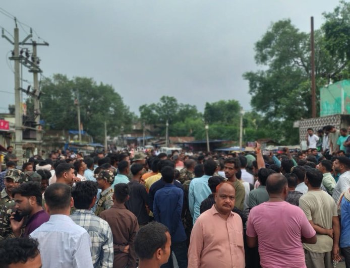ट्रक की चपेट में आने से बाईक सवार की मौत, सड़क जाम