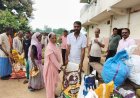 मुखिया ने 30 जरूरतमंदों के बीच बांटा खाद्य सामग्री का वितरण
