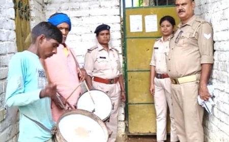 महिला पुलिस ने दहेज प्रताड़ना के मामले में फरार यूपी के दो आरोपियों के घर चिपकाया इश्तेहार