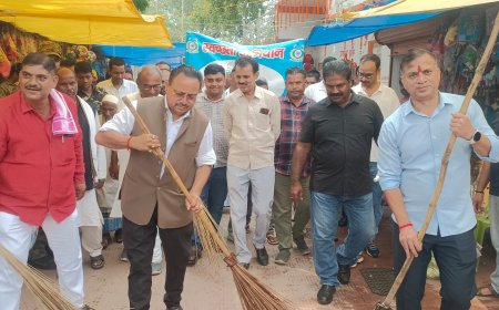 स्वच्छता ही सेवा अभियान के तहत सीआरपीएफ ने श्री बंशीधर मंदिर परिसर में चलाया सफाई अभियान