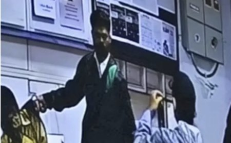 जमशेदपुर में बैंक में दिनदहाड़े डकैती, 42 लाख नकद और गहने लूटकर फरार
