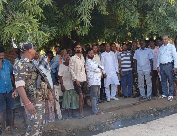 ग्रामीणों से रूबरू हुए विधायक नरेश