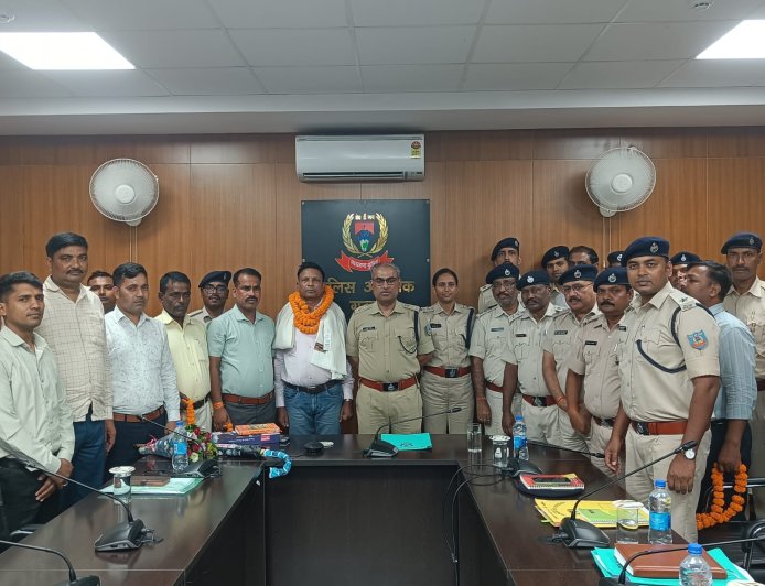 भवनाथपुर के पुलिस इंस्पेक्टर गुलाब सिंह हुये सेवानिवृत्त, दी गई विदाई