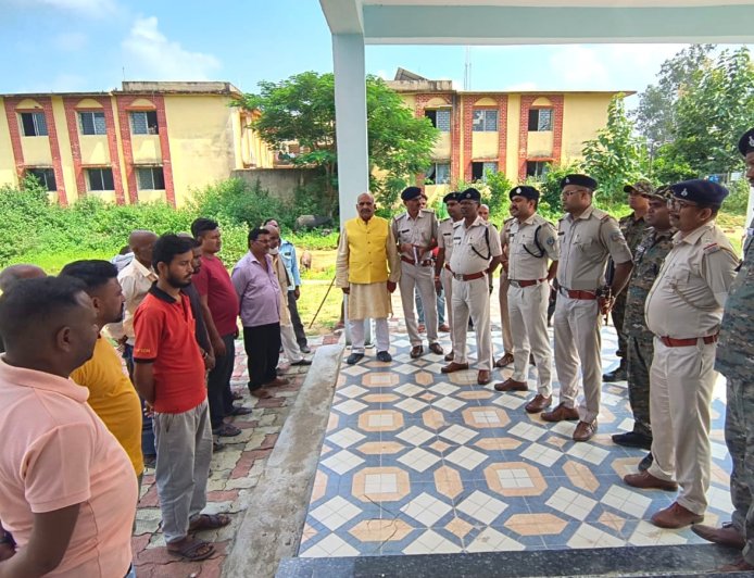 19 दागियों की कराई गई परेड, एसडीपीओ ने ली गतिविधियों की जानकारी