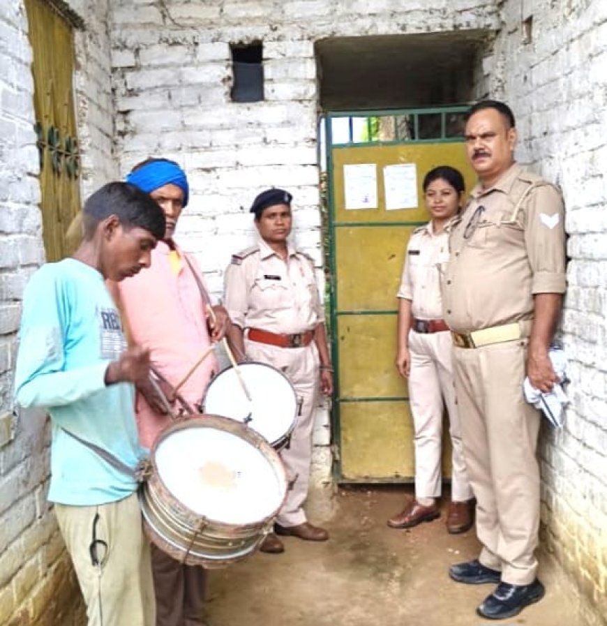 महिला पुलिस ने दहेज प्रताड़ना के मामले में फरार यूपी के दो आरोपियों के घर चिपकाया इश्तेहार