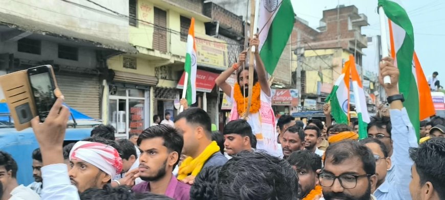 भर्ती व्यवस्था सुधार यात्रा पहुंची गढ़वा, छात्रों ने कंधे पर बैठाकर देवेंद्र को घुमाया शहर