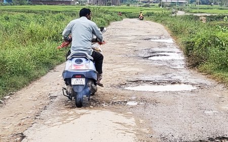 छठव्रतियों के लिये अहिरपुरवा काली मंदिर छठ घाट की सड़क बनी मुसीबत