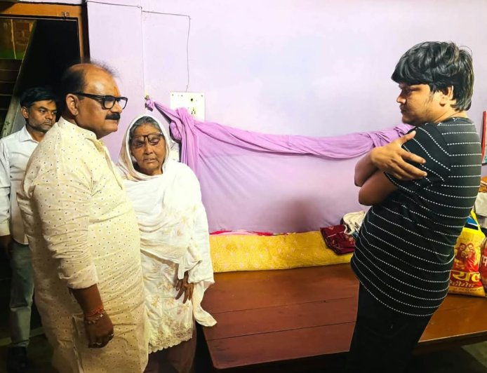पूर्व मंत्री मिथिलेश ठाकुर ने अतहर अली के परिजनों से मिलकर जताया शोक