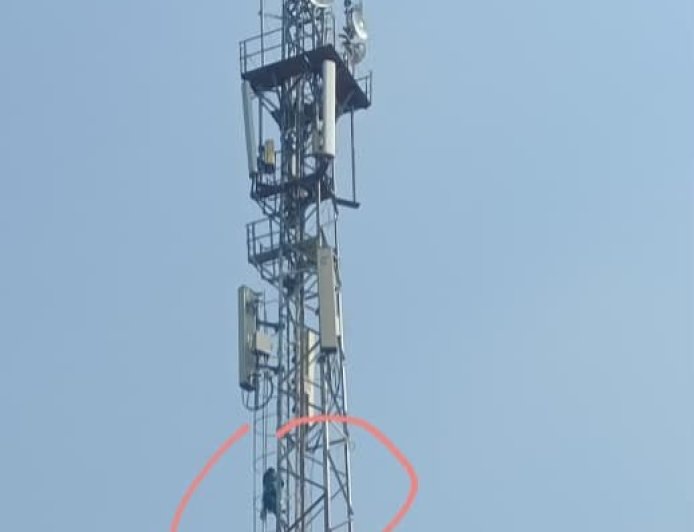 प्रेम प्रसंग में मोबाइल टावर पर चढ़ी युवती